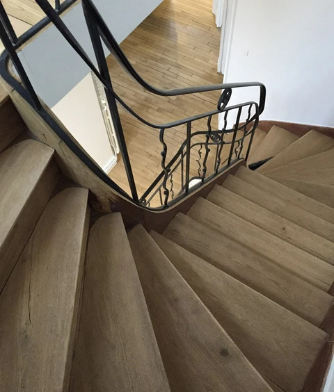Escalier en bois massif avec marches en chêne naturel et contremarches assorties