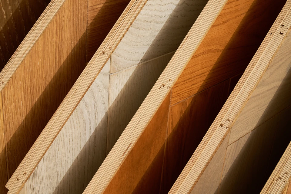 Collection de tables en bois de différents styles et finitions présentées sur fond blanc