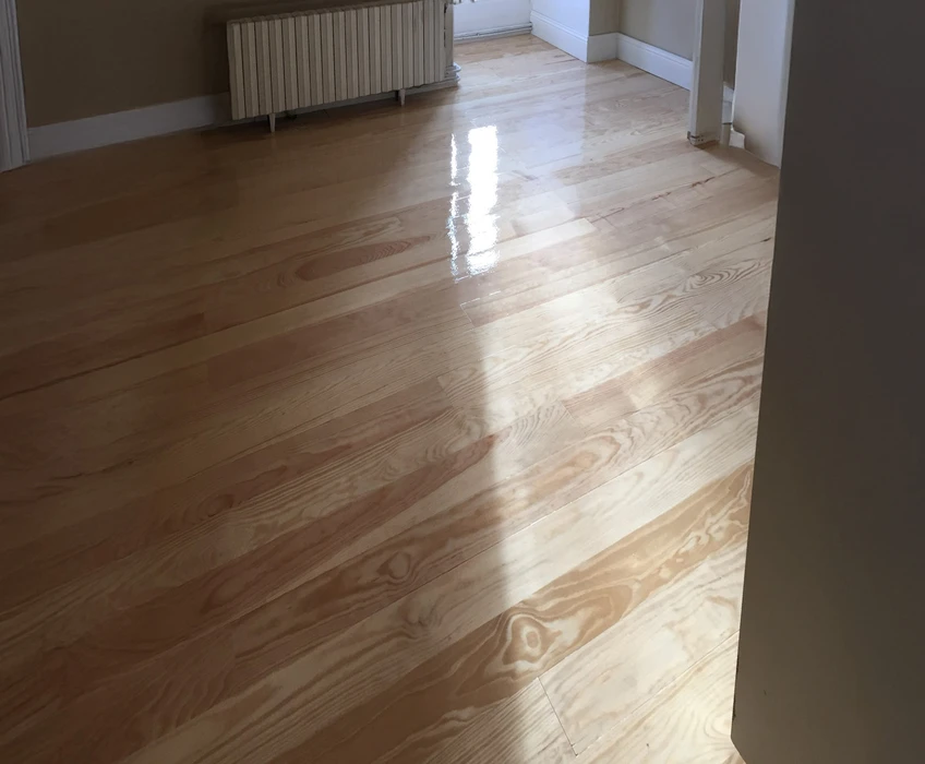 Atelier intérieur avec échantillons de matériaux alignés en perspective
