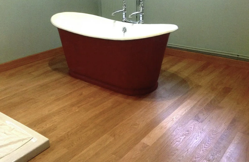 Intérieur résidentiel avec sol en parquet bois naturel récemment posé dans plusieurs pièces communicantes