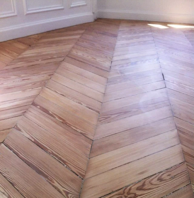 Intérieur résidentiel spacieux avec parquet en bois massif brillant récemment rénové