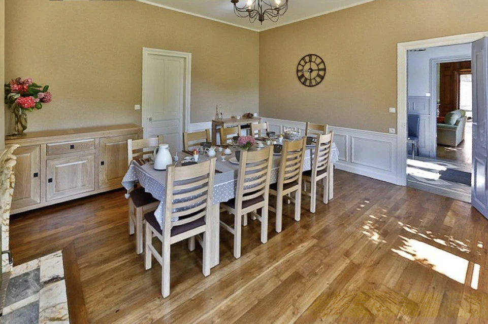Intérieur résidentiel avec parquet en bois clair à motifs géométriques complexes formant des étoiles et losanges