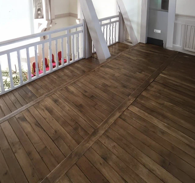 Intérieur résidentiel avec parquet en bois clair disposé en motif chevron complexe